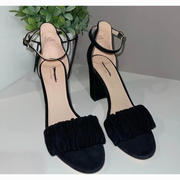 KATE SPADE BLACK SUEDE HEELS - Picture 1 of 3
